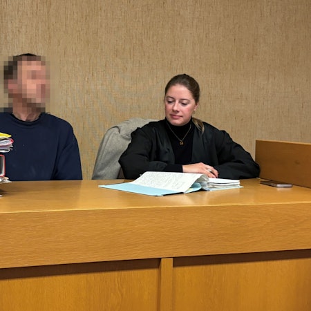 Auf der Anklagebank im Amtsgericht: Der 52-Jährige (links) mit seiner Rechtsanwältin.