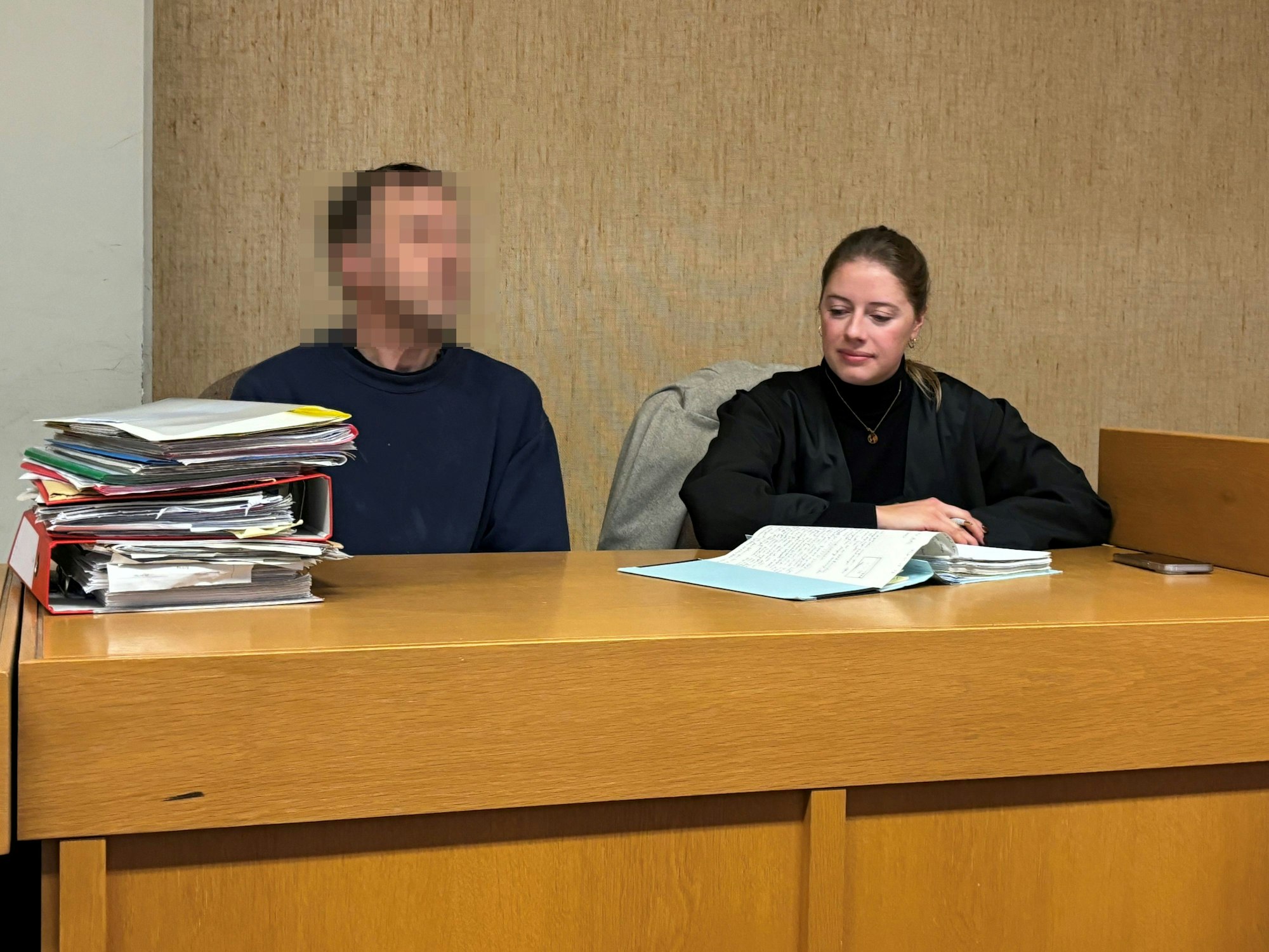 Der Angeklagte mit Rechtsanwältin Lara M. Gabe.