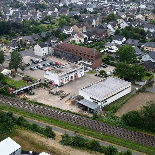 Das Luftbild zeigt das Weilerswister Rathaus samt Feuerwache an der Bonner Straße.