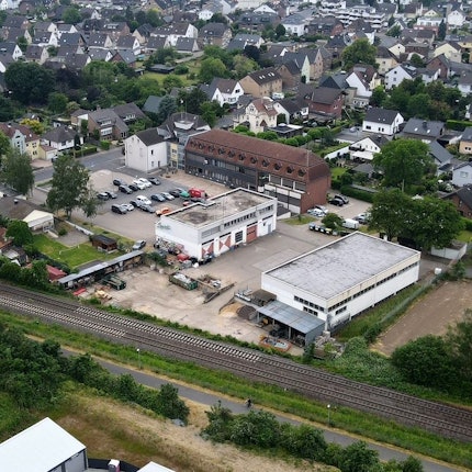 Das Luftbild zeigt das Weilerswister Rathaus samt Feuerwache an der Bonner Straße.