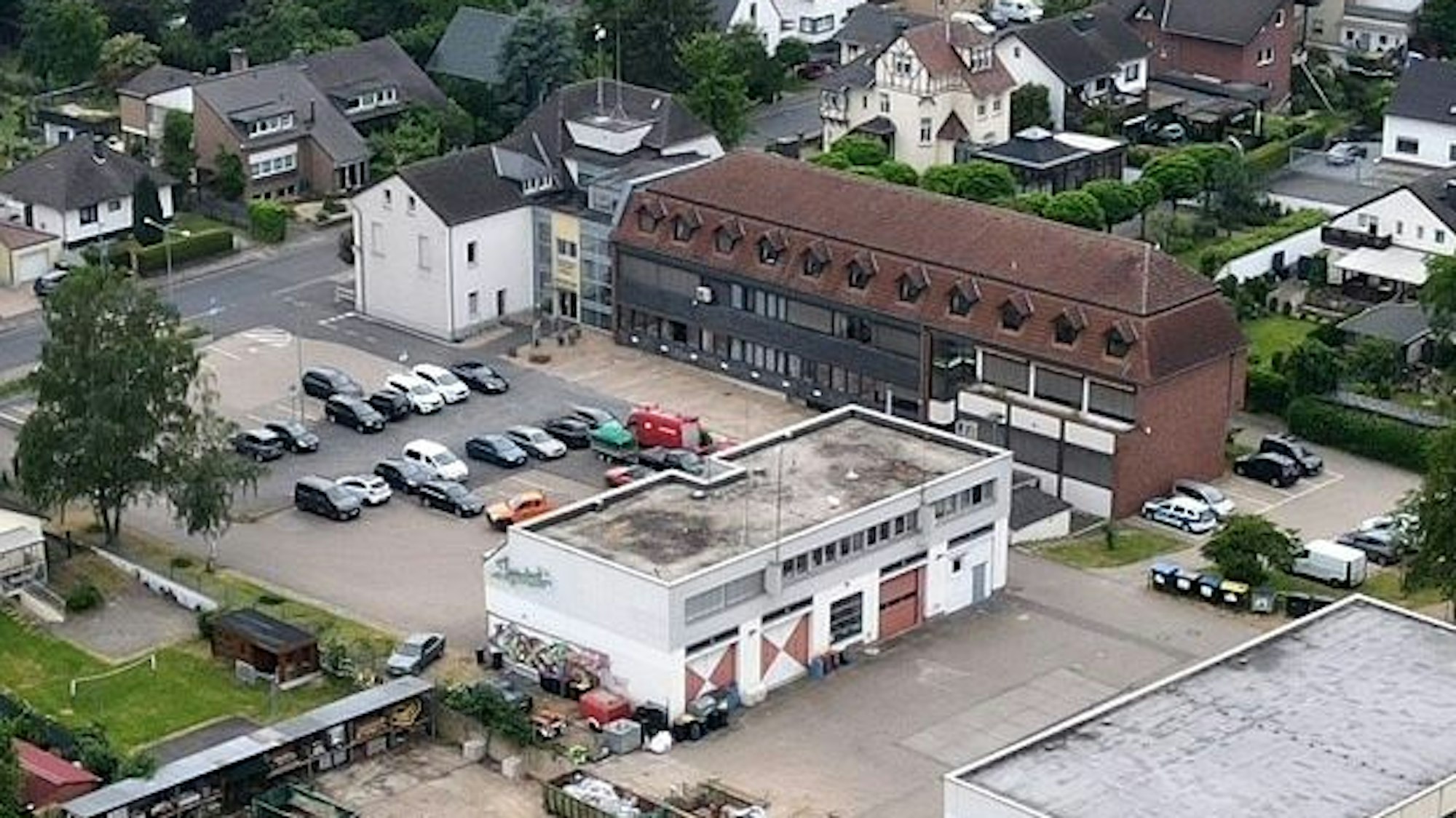 Das Luftbild zeigt das Weilerswister Rathaus samt Feuerwache an der Bonner Straße.