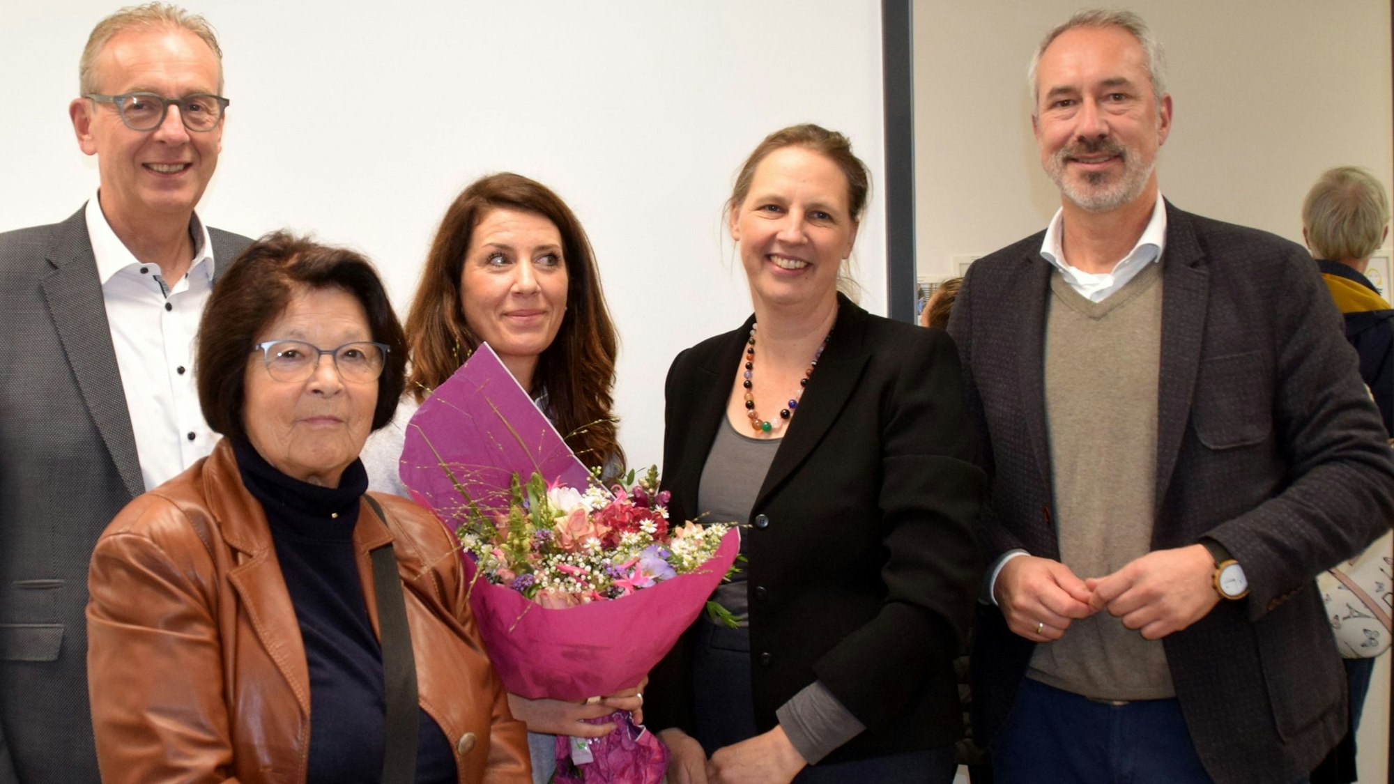 26. Oktober 2023. Bornheim. Eröffnung der Lebenshilfe-Standorterweiterung auf der ehemaligen Freibadwiese (von links): Geschäftsführer Andreas Heß, Vorstandsmitglied Doris Berchtold-Sprich, die Leiterin des Frühförderzentrums Melanie Baggeler, Bornheims Sozialdezernentin Alice von Bülow und Geschäftsbereichsleiter Andreas Friedrich. Foto: Frank Engel-Strebel