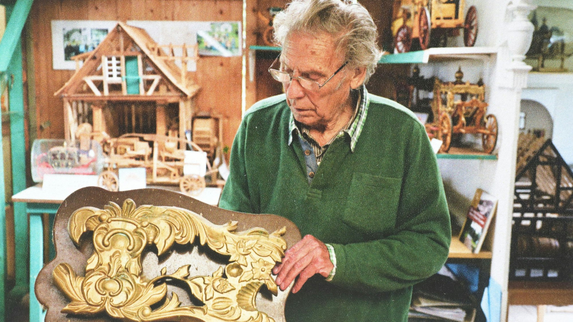 Günter Blömer mit einem Stück, das Arnold Schwarzenegger geschaffen hat.