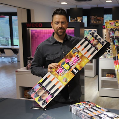 Pressesprecher Oliver Gerstmeier zeigt bei Weco in Eitorf die unterschiedlichen Verpackungen: Der PVC-Beutel wird durch einen Karton ersetzt.