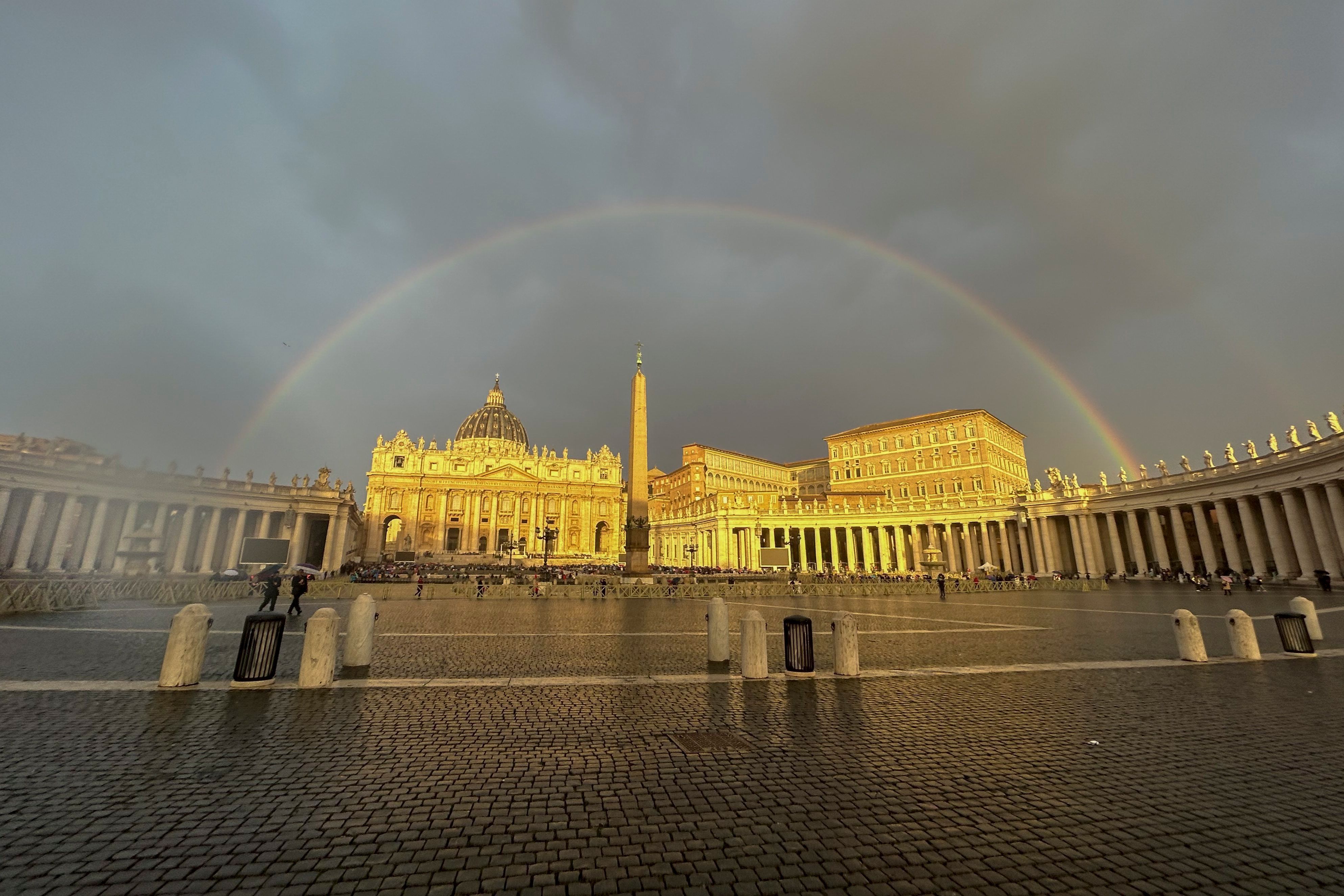 Vatikanstadt: Ein Regenbogen leuchtet über dem Petersdom