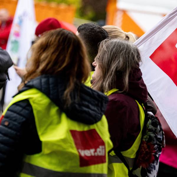 26.10.2023, Berlin: Verdi-Mitglieder demonstrieren vor dem Beginn der Tarifverhandlungen für den öffentlichen Dienst der Länder auf dem Scharounplatz.