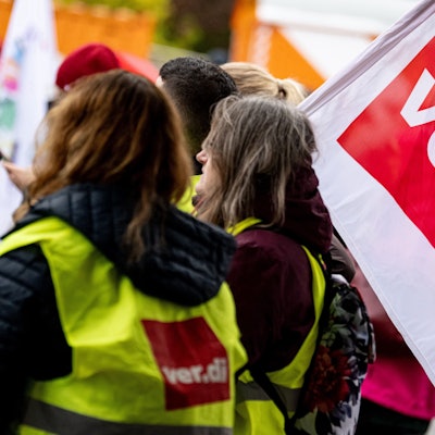 26.10.2023, Berlin: Verdi-Mitglieder demonstrieren vor dem Beginn der Tarifverhandlungen für den öffentlichen Dienst der Länder auf dem Scharounplatz.