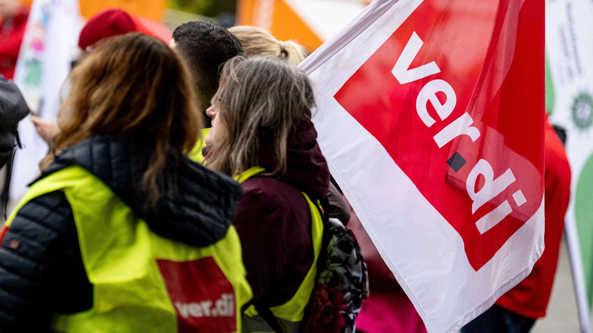 26.10.2023, Berlin: Verdi-Mitglieder demonstrieren vor dem Beginn der Tarifverhandlungen für den öffentlichen Dienst der Länder auf dem Scharounplatz.