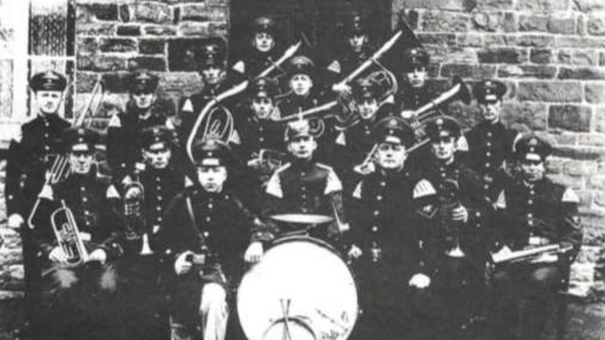 Ein historisches Gruppenbild von Musikern in Uniform.