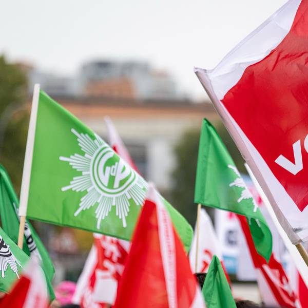 Verdi-Mitglieder demonstrieren vor dem Beginn der Tarifverhandlungen für den öffentlichen Dienst der Länder mit Flaggen, darunter einer der Gewerkschaft der Polizei (GdP) auf dem Scharounplatz.