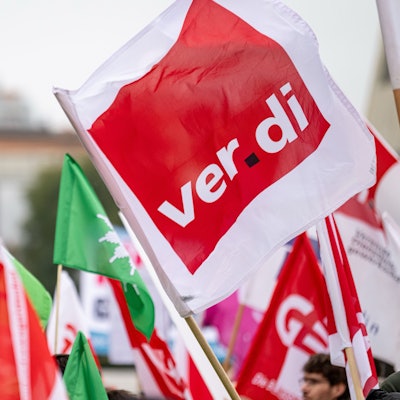 Verdi-Mitglieder demonstrieren vor dem Beginn der Tarifverhandlungen für den öffentlichen Dienst der Länder mit Flaggen, darunter einer der Gewerkschaft der Polizei (GdP) auf dem Scharounplatz.