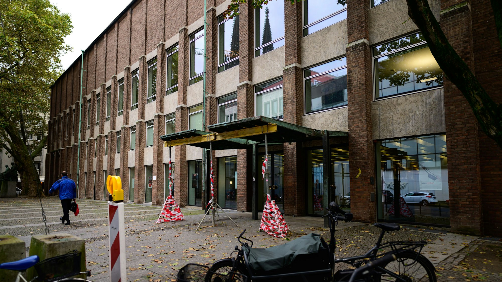 Neue Fenster und „angewandte Kunst“ im Eingangsbereich. Nun soll es weitergehen.