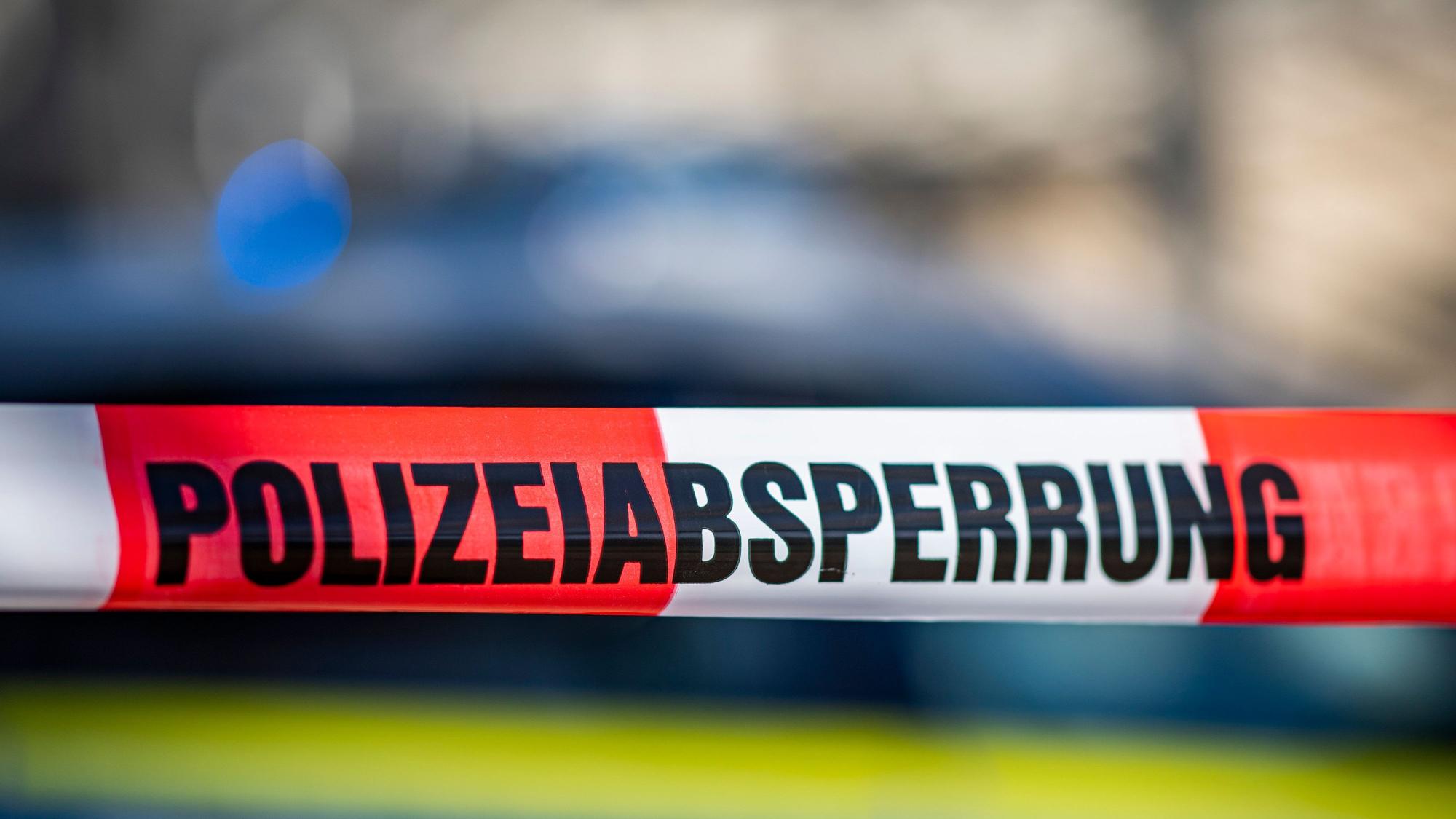 Auf dem Foto ist rot-weißes Flatterband zu sehen.