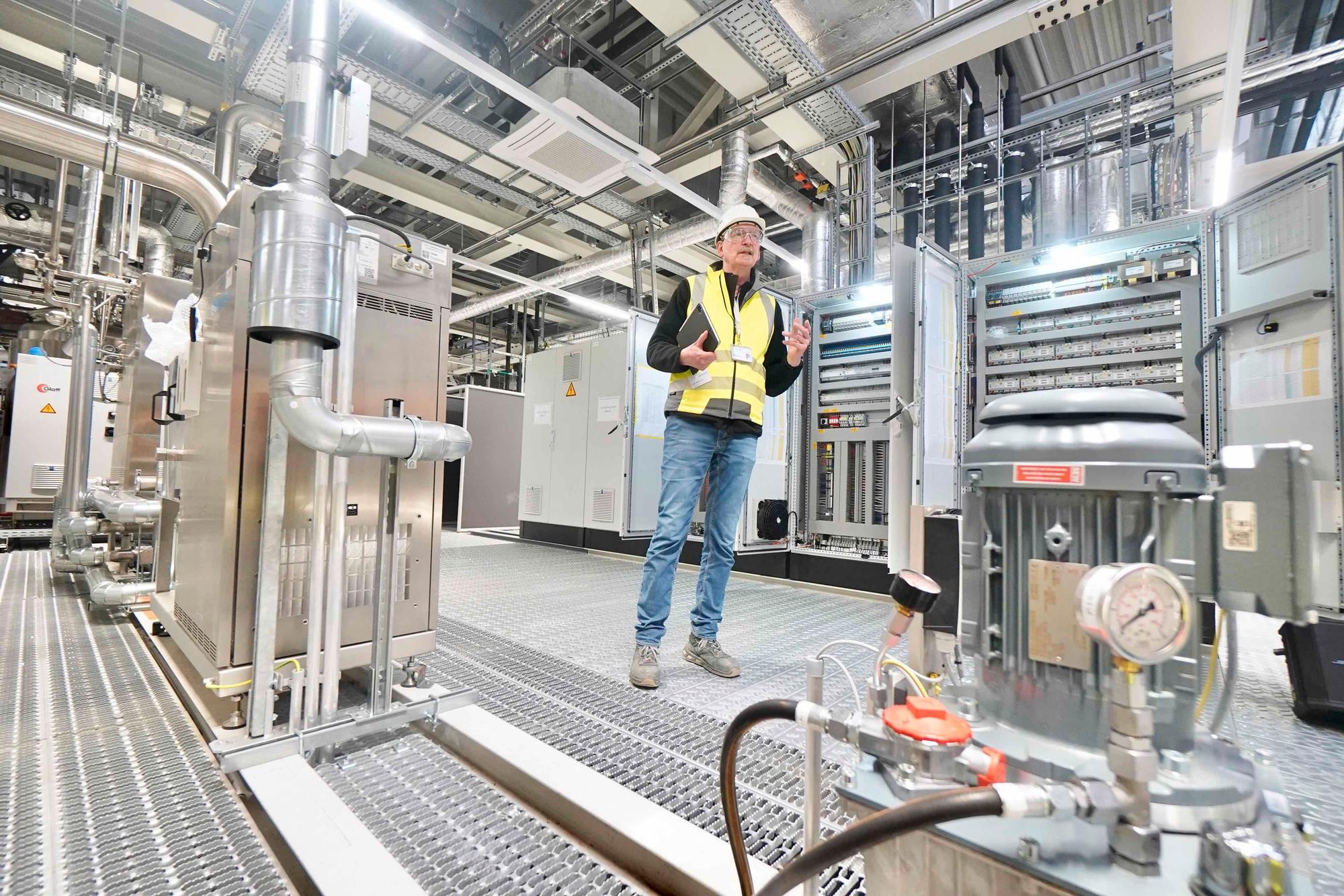 Dieter Steffes-Tun, Gesamtprojektleiter, Siemens, in der neuen Produktionsstätte der Bayer AG in Leverkusen