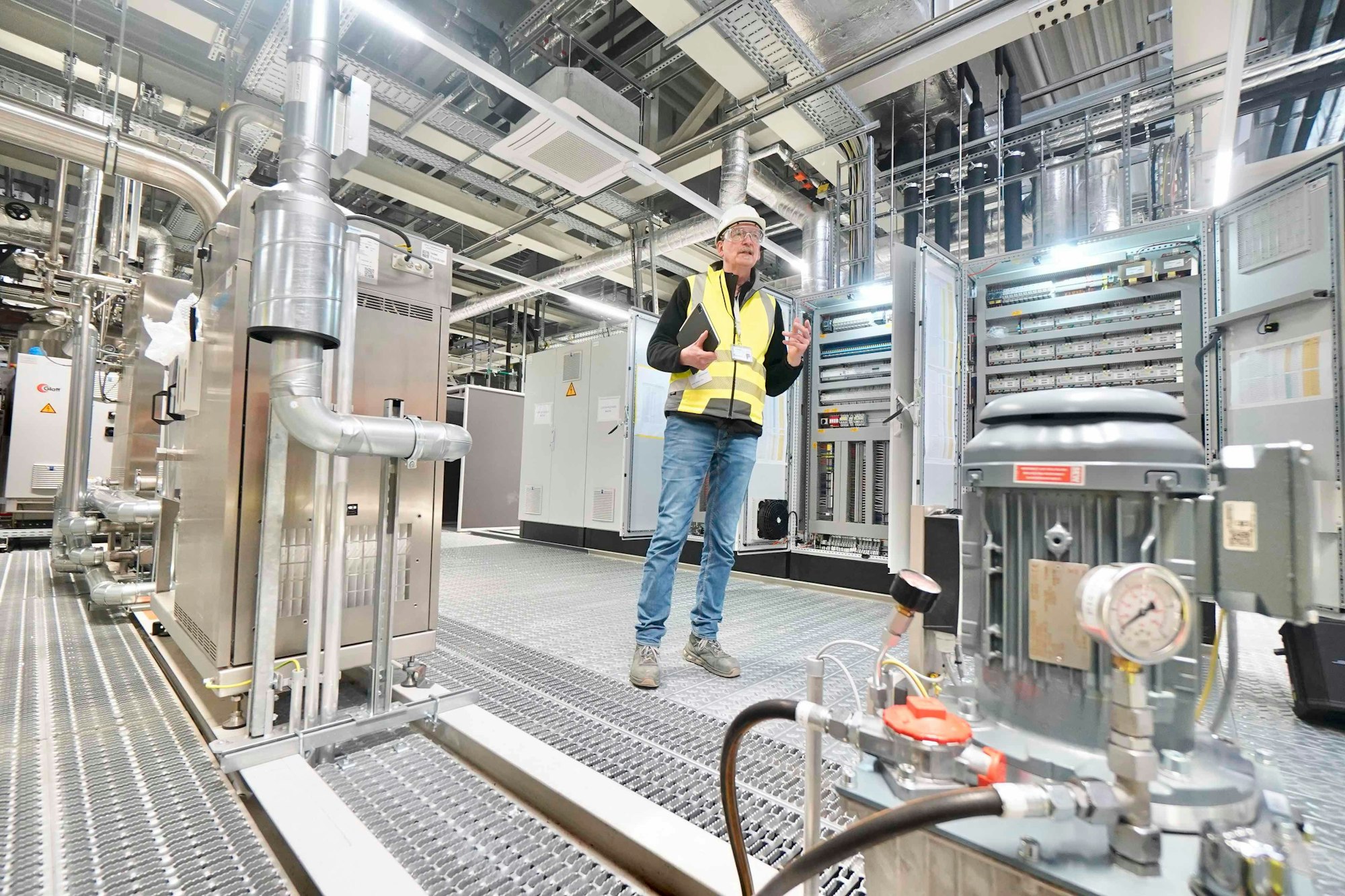 Dieter Steffes-Tun, Gesamtprojektleiter, Siemens, in der neuen Produktionsstätte der Bayer AG in Leverkusen