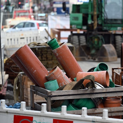 Autos fahren an einer Baustelle zur Kanalsanierung in der Düsseldorfer Friedrichstraße vorbei. (Symbolbild)