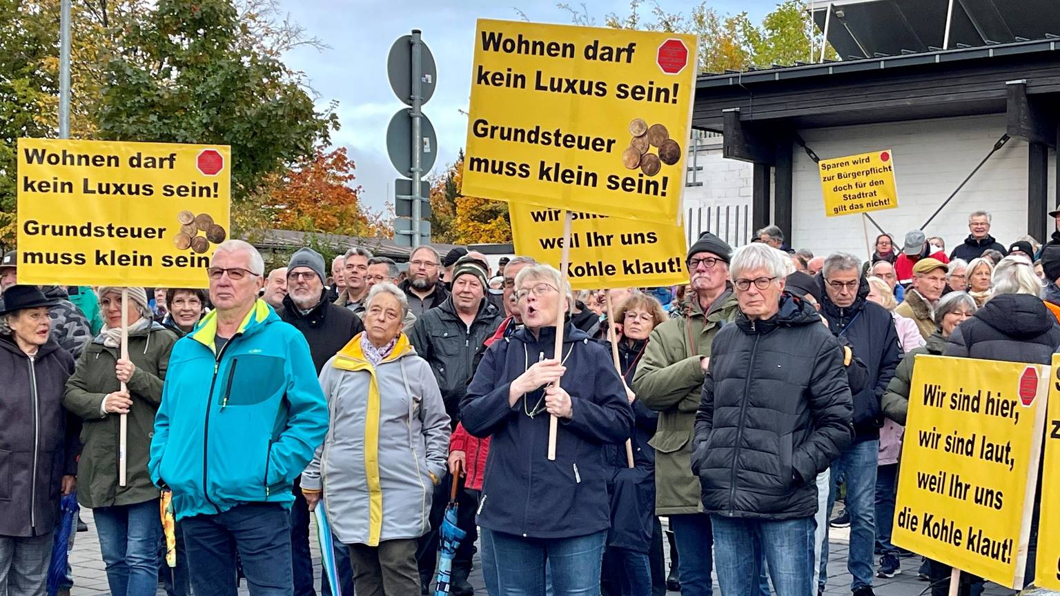 Meckenheimer Demo gegen Grundsteuer: zirka 400 Bürger machten vor dem Rathaus ihrem Ärger Luft