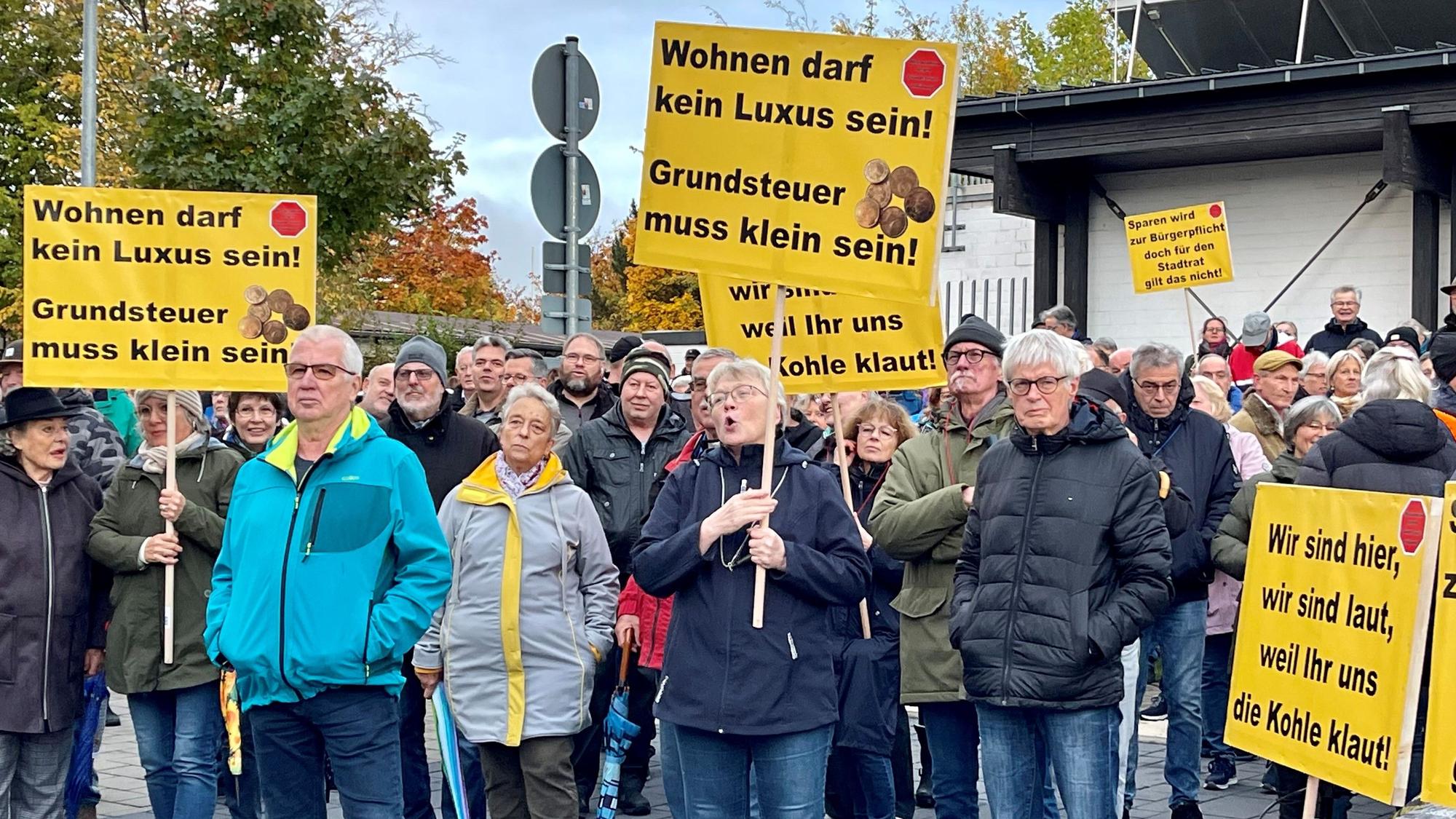 Meckenheimer Demo gegen Grundsteuer: zirka 400 Bürger machten vor dem Rathaus ihrem Ärger Luft