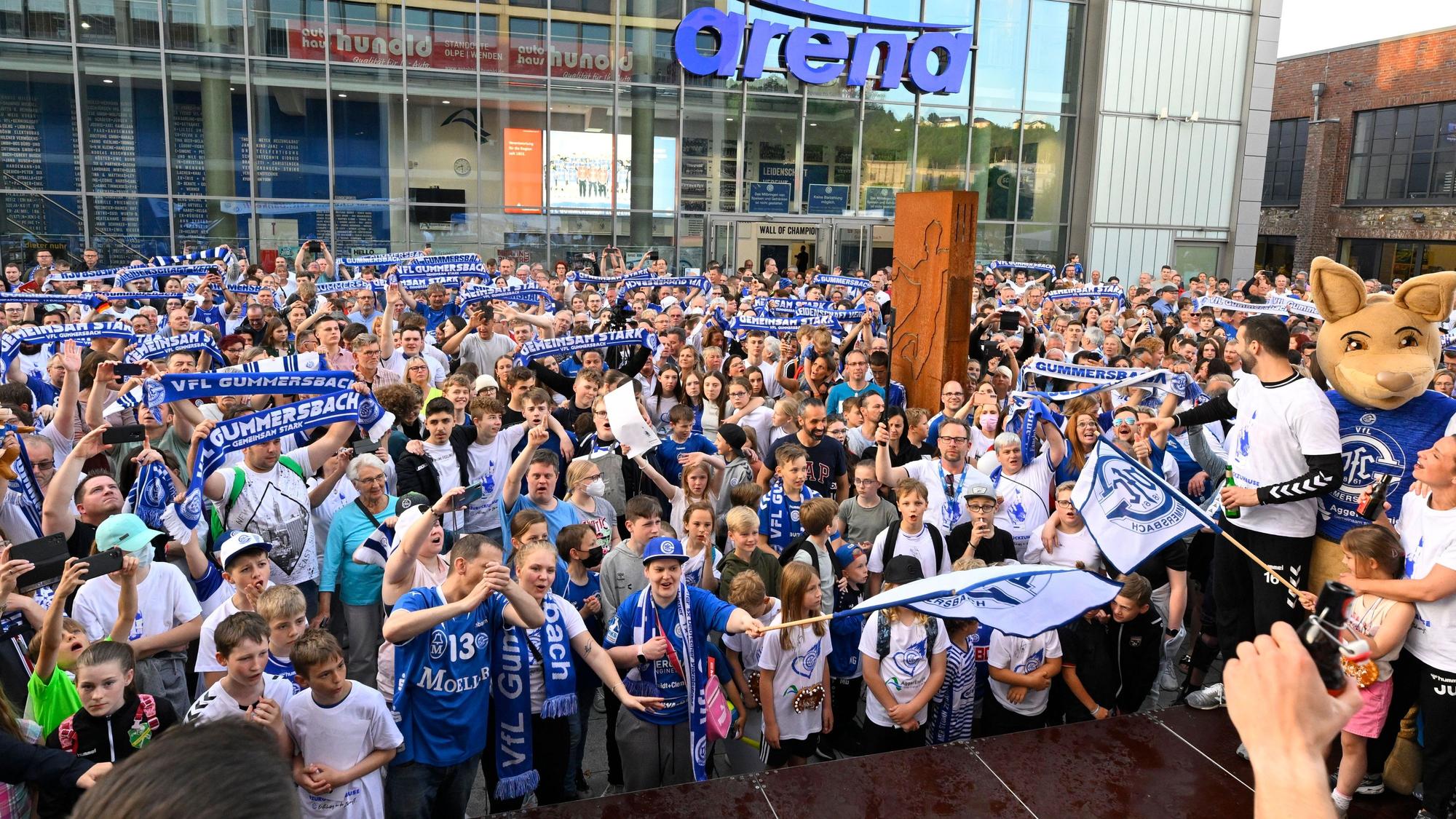 Zahlreiche Handballfans stehen vor der Schwalbe-Arena und halten VfL-Schals in die Höhe.