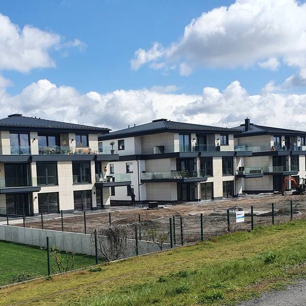 Neue Wohnhäuser in moderner Architektur.