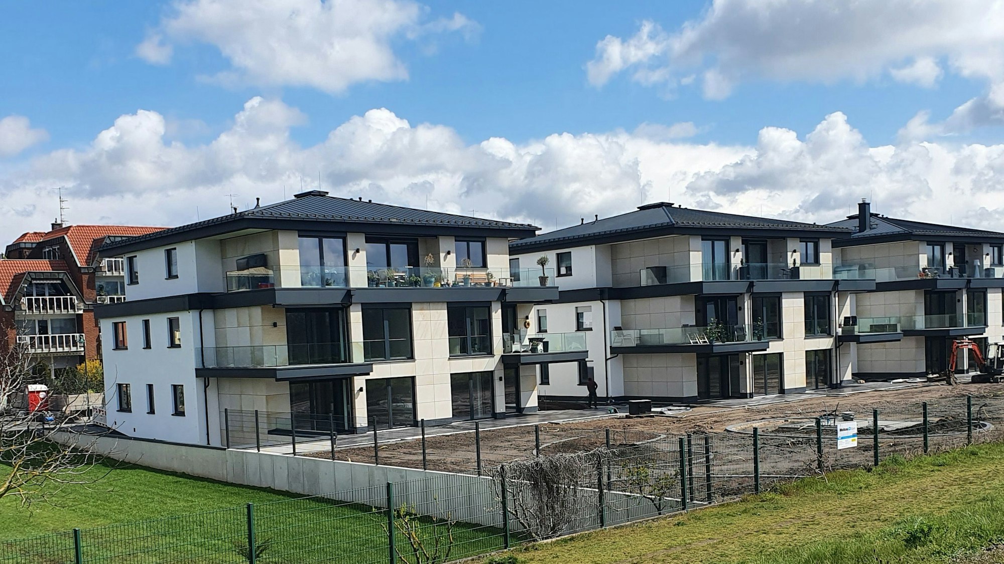 Neue Wohnhäuser in moderner Architektur.