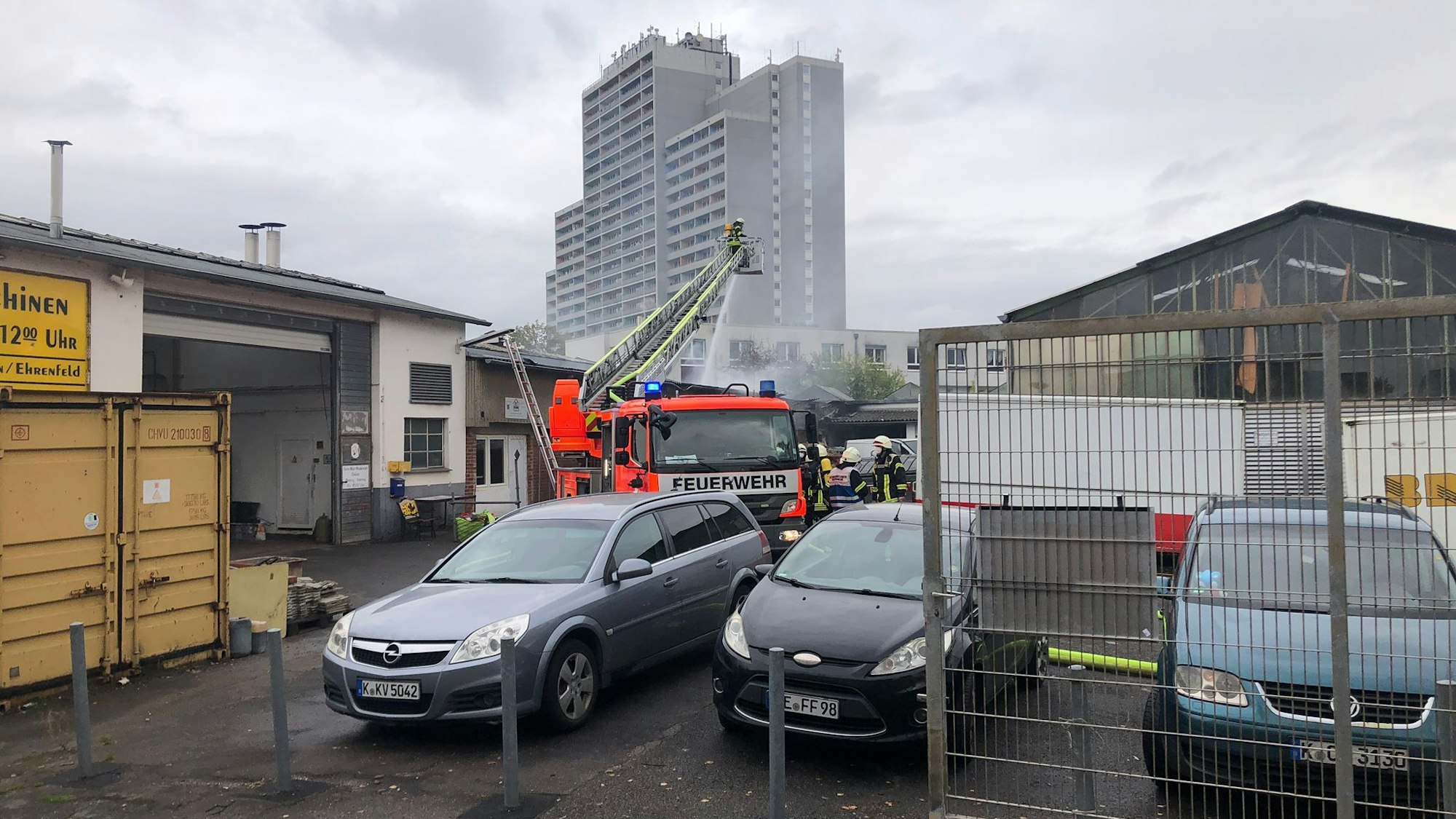 In dieser Lagerhalle in Köln-Bickendorf war ein Feuer ausgebrochen.