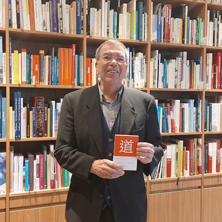 Der Autor Michael Wittschier Kölsches mit seinem neuen Buch.