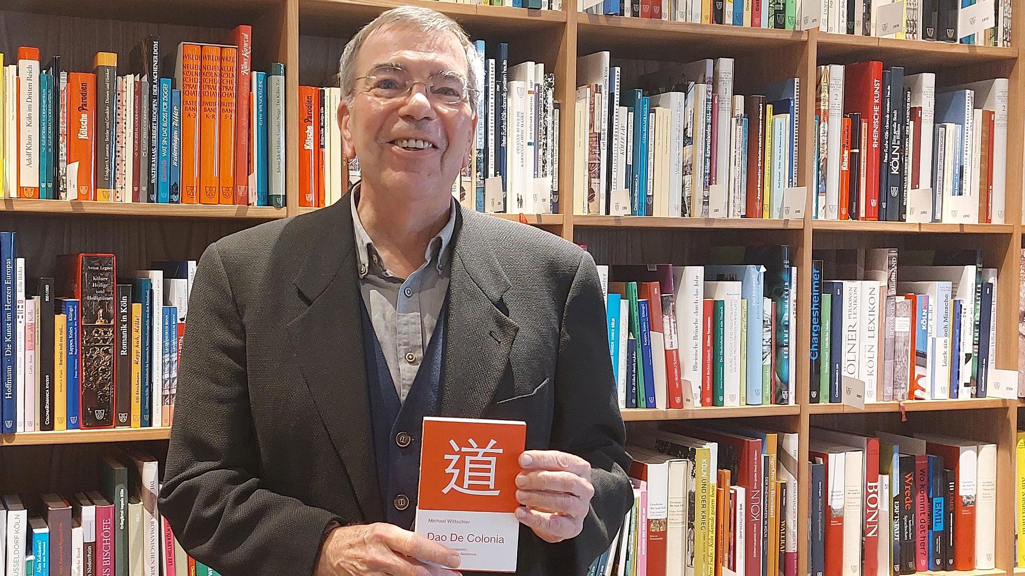 Der Autor Michael Wittschier Kölsches mit seinem neuen Buch.