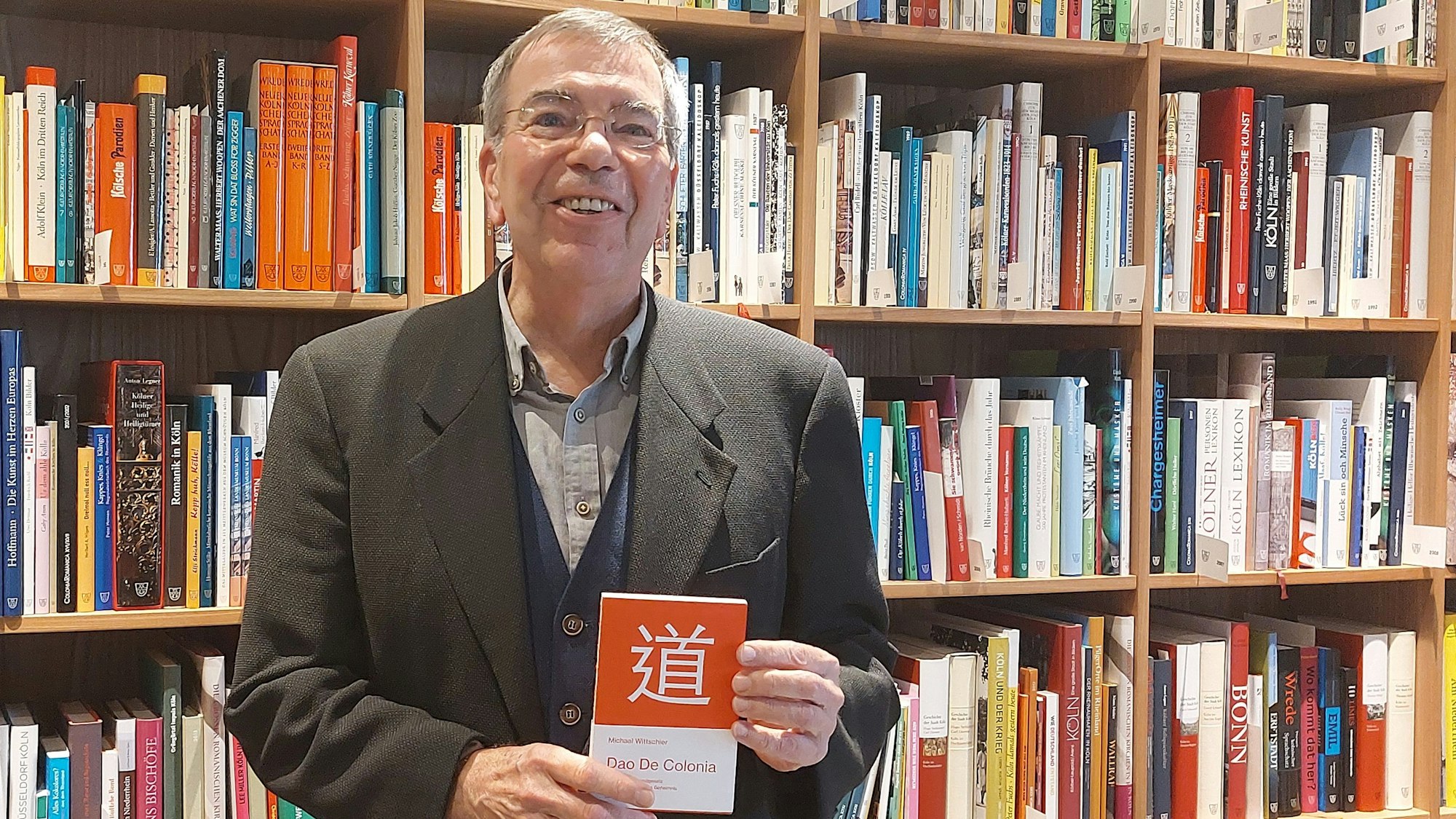 Der Autor Michael Wittschier Kölsches mit seinem neuen Buch.