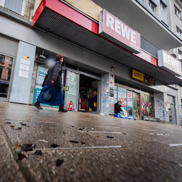 Scherben liegen auf der Bonner Straße,