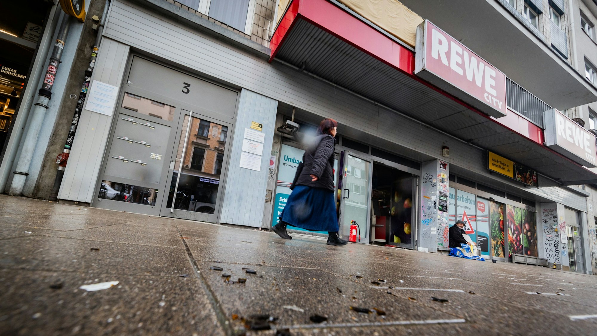 Vor dem Rewe-Markt auf der Bonner Straße ereignete sich der Angriff.