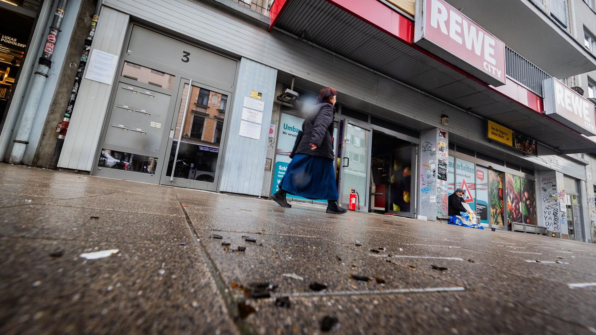 Scherben liegen auf der Bonner Straße,