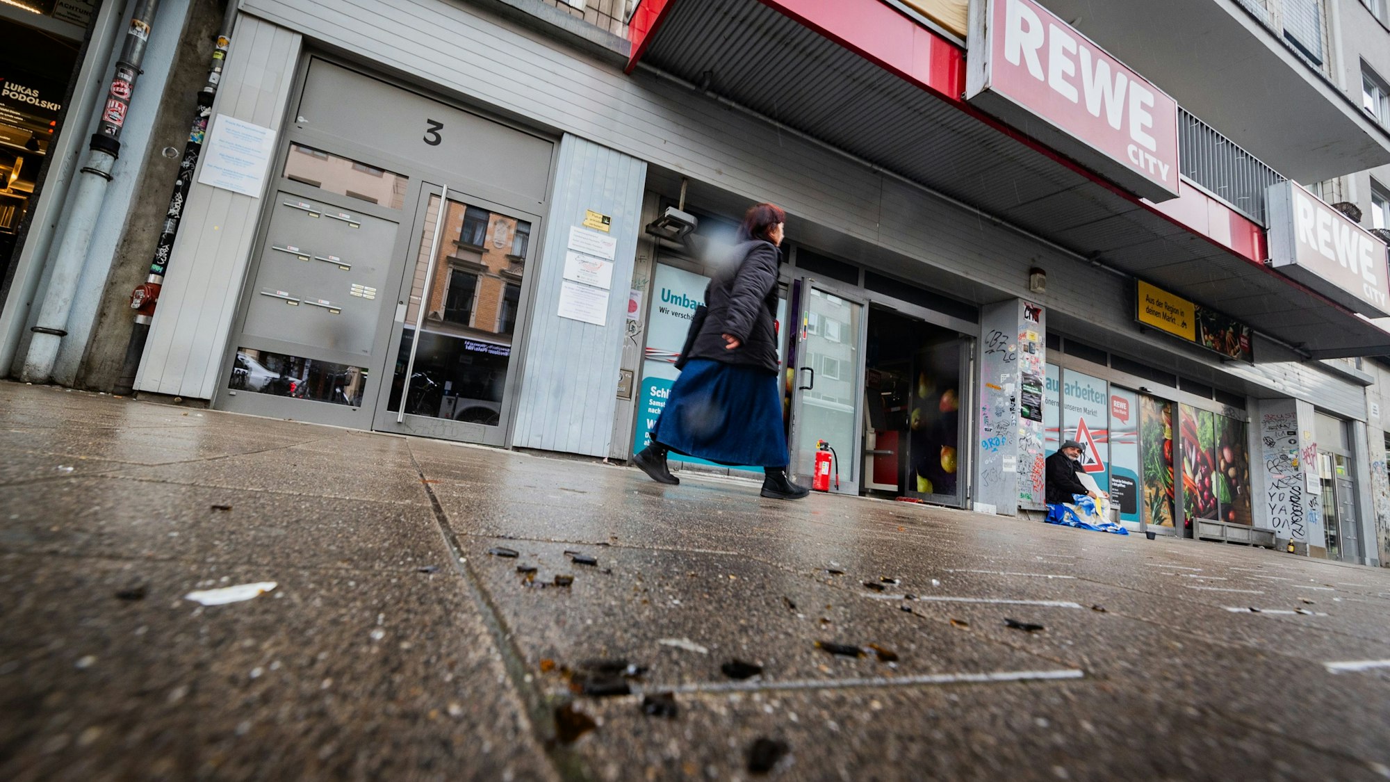 Scherben liegen auf der Bonner Straße,