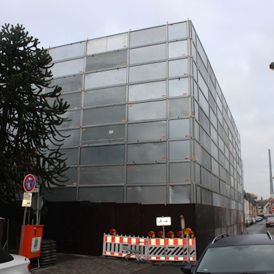 An einer Straßenecke steht ein blechverkleideter Klotz.