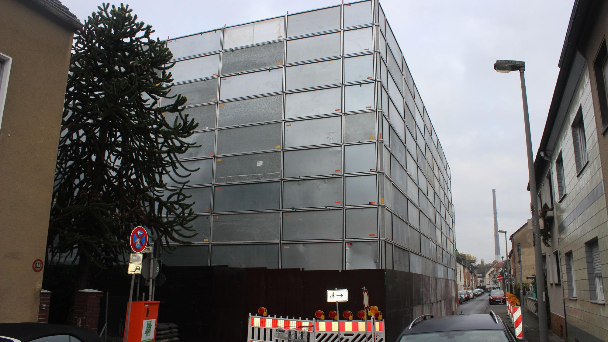 An einer Straßenecke steht ein blechverkleideter Klotz.