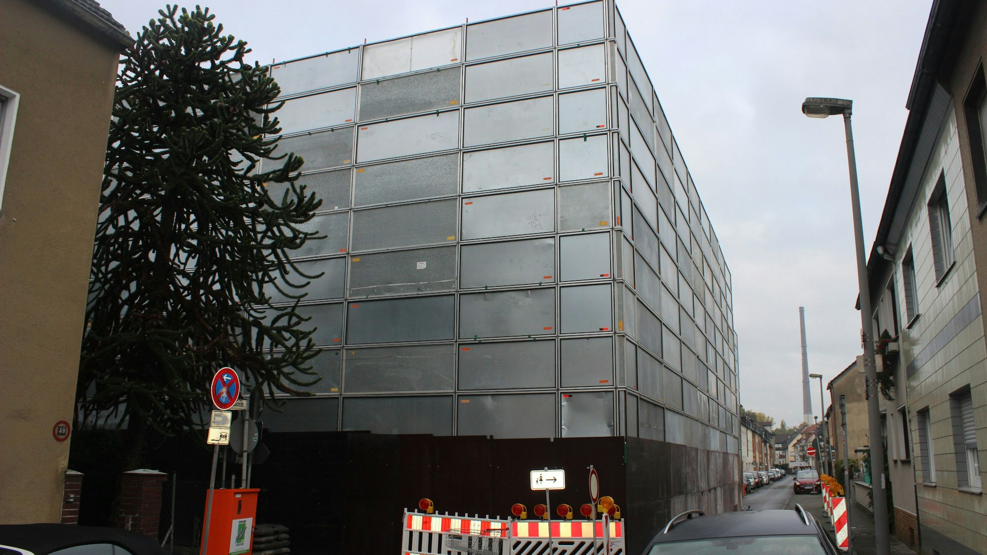 An einer Straßenecke steht ein blechverkleideter Klotz.