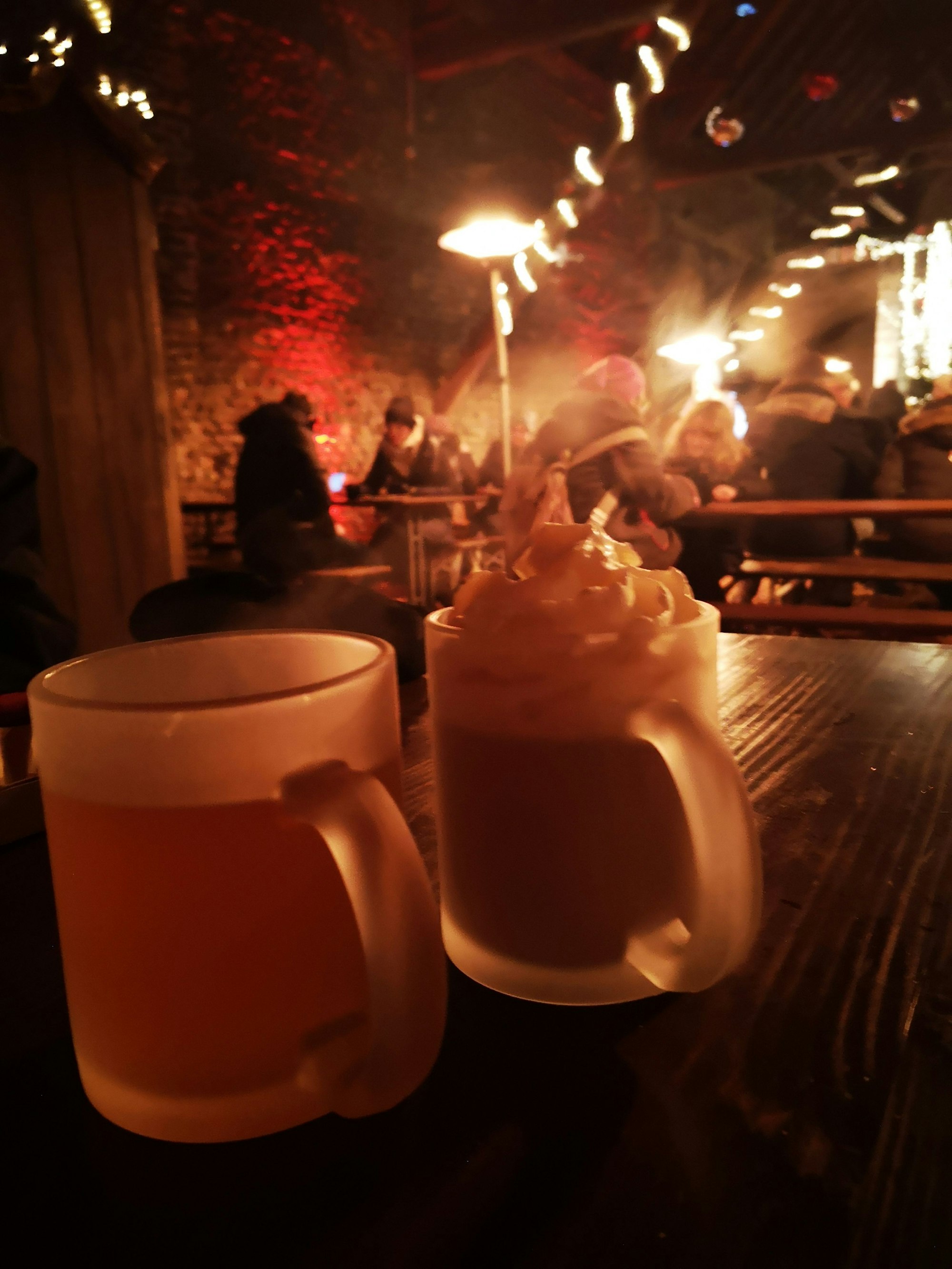 Das Foto zeigt zwei gläserne Tassen mit Heißgetränken.