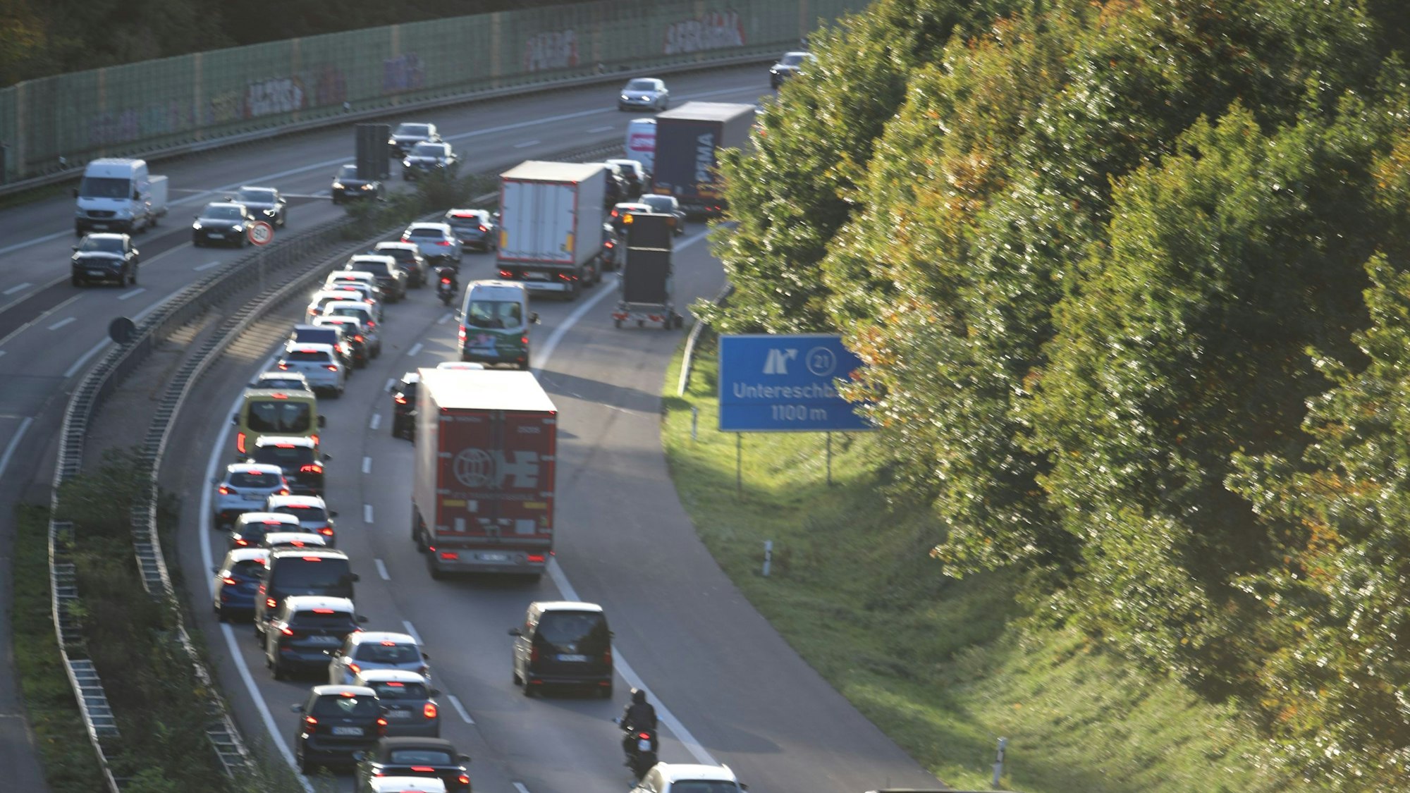 Autos und Lkw stauen sich auf der A4 in Richtung Köln.