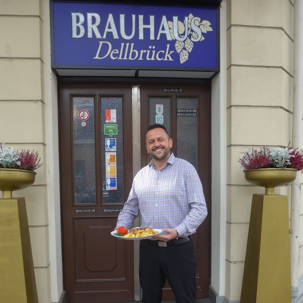 Dellbrücker Brauhaus: Josip Vukoja serviert mit Schafskäse gefülltes Hacksteak.
