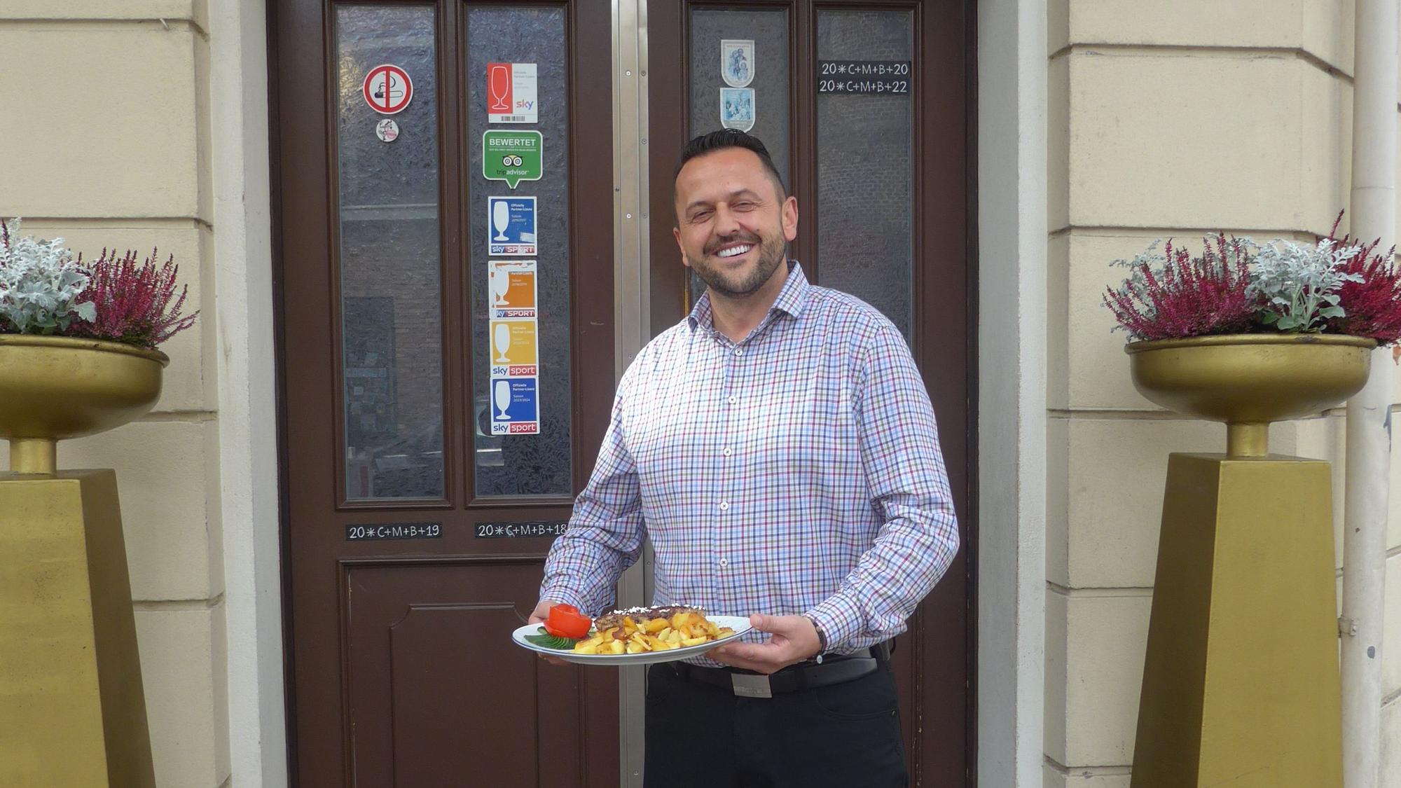 Dellbrücker Brauhaus: Josip Vukoja serviert mit Schafskäse gefülltes Hacksteak.