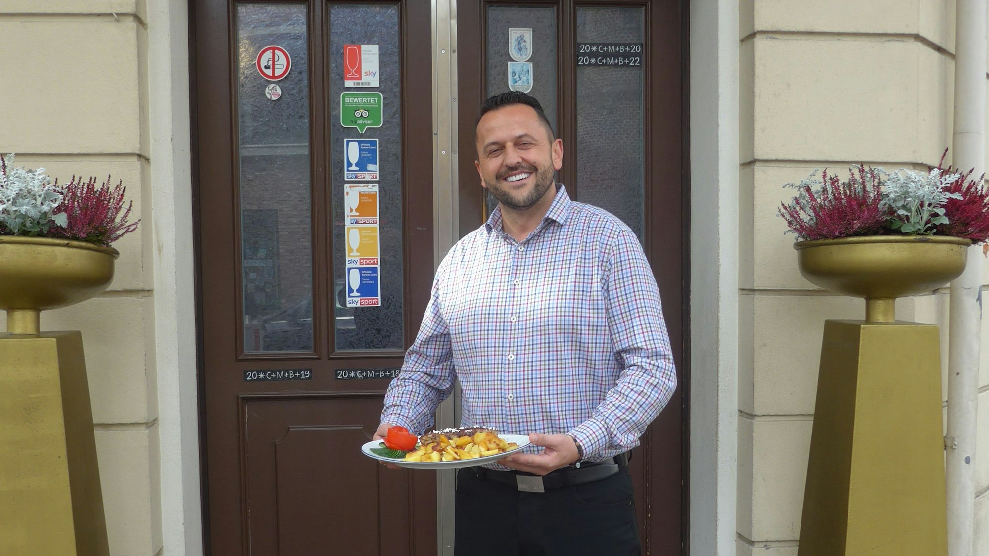 Dellbrücker Brauhaus: Josip Vukoja serviert mit Schafskäse gefülltes Hacksteak.