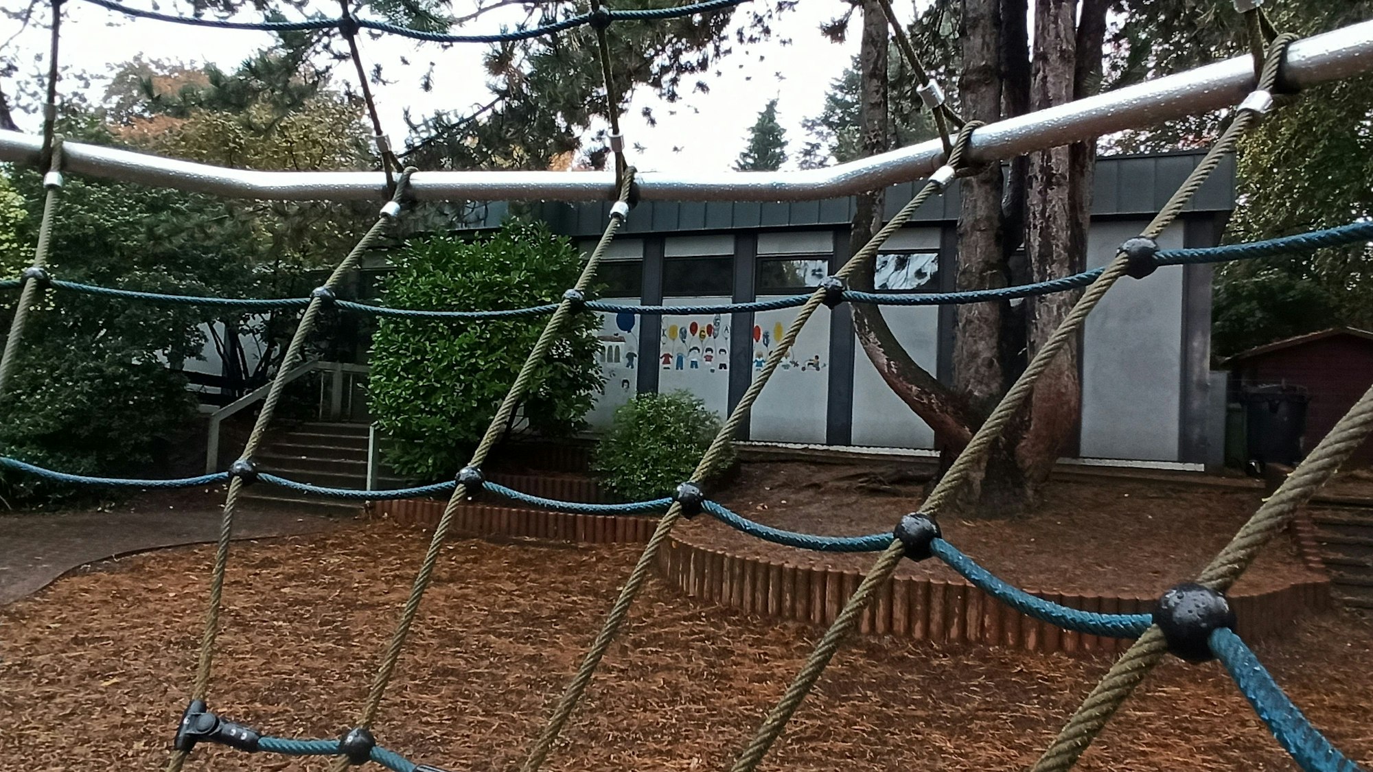 27. Oktober 2023. Bornheim-Sechtem. Das OGS-Gebäude an der Sechtemer Wendelinus-Grundschule ist abgängig und soll einem Neubau weichen. Foto: Frank Engel-Strebel