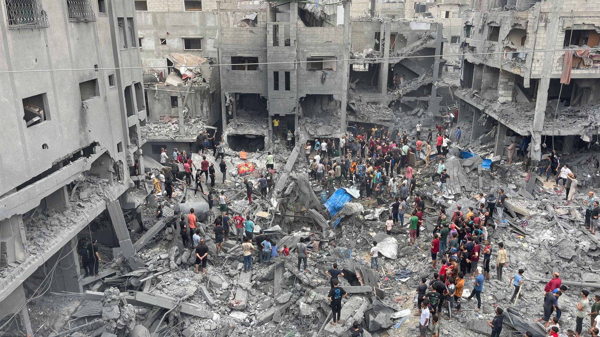 Flüchtlingslager Shati: Palästinenser suchen nach einem israelischen Luftangriff im Flüchtlingslager Shati im Gazastreifen nach Überlebenden.