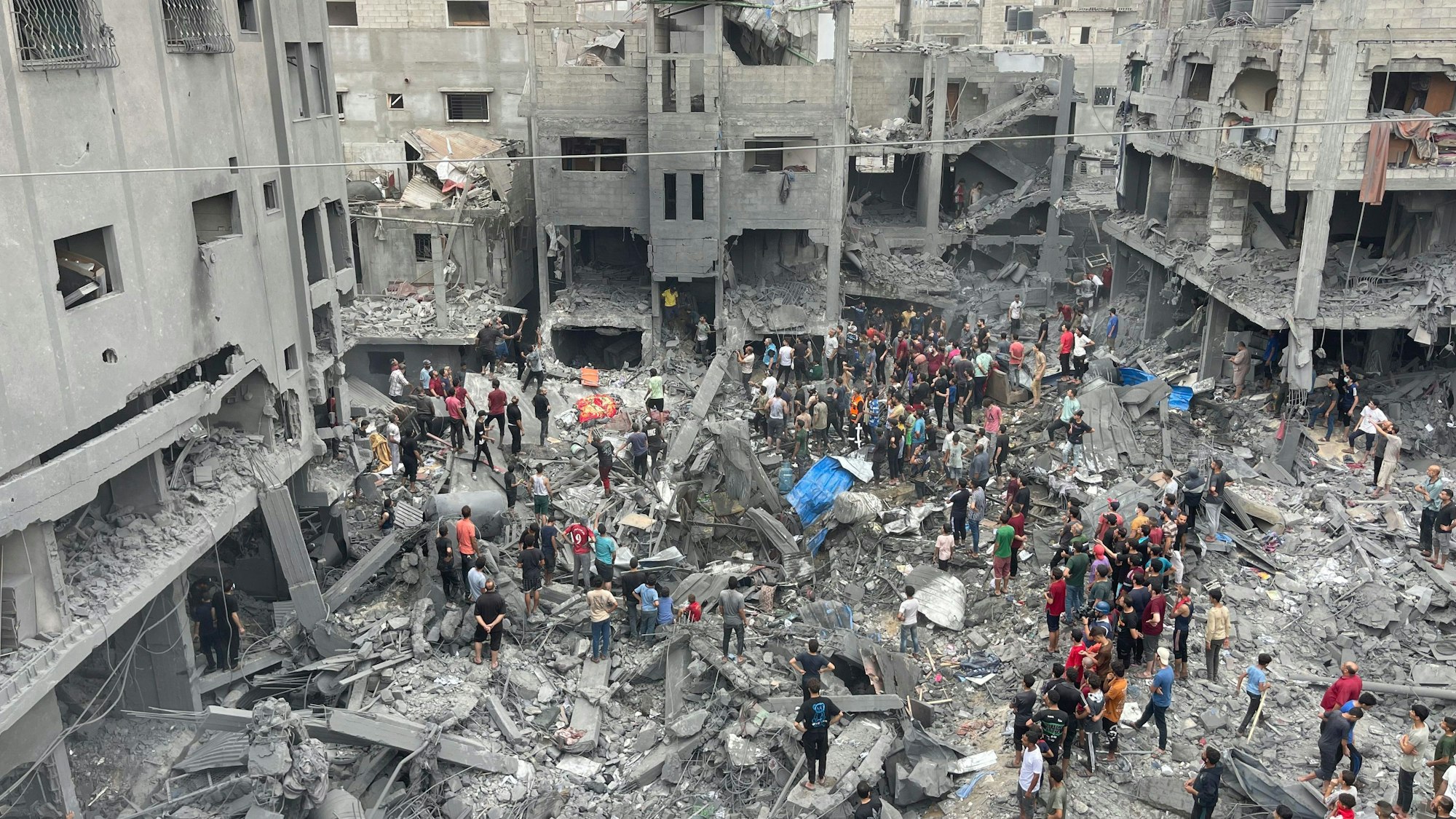 Flüchtlingslager Shati: Palästinenser suchen nach einem israelischen Luftangriff im Flüchtlingslager Shati im Gazastreifen nach Überlebenden.