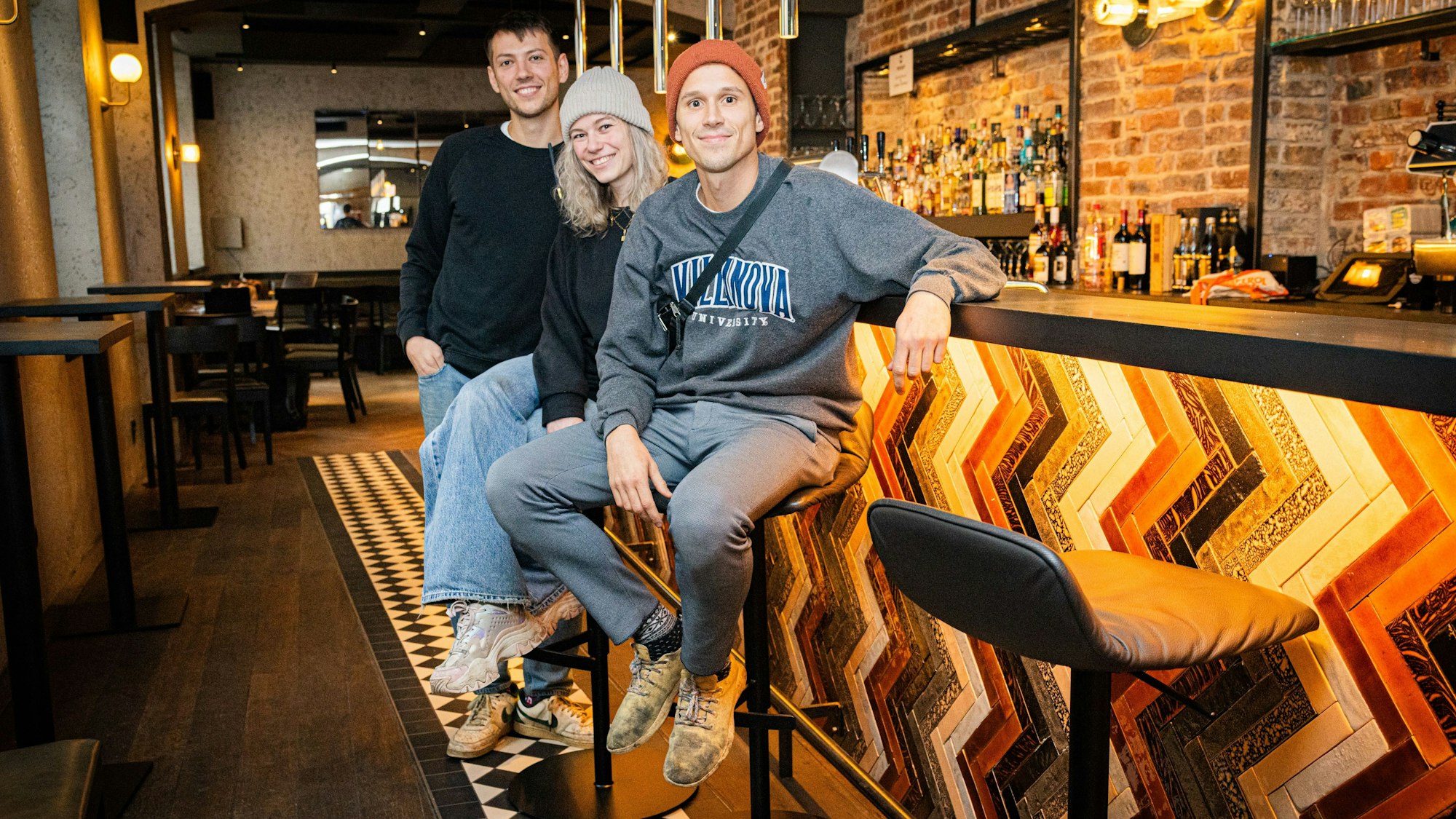 Dylan Stuka (von links), Charlotte Fischer und Andreas Batosinski im Stukmans.