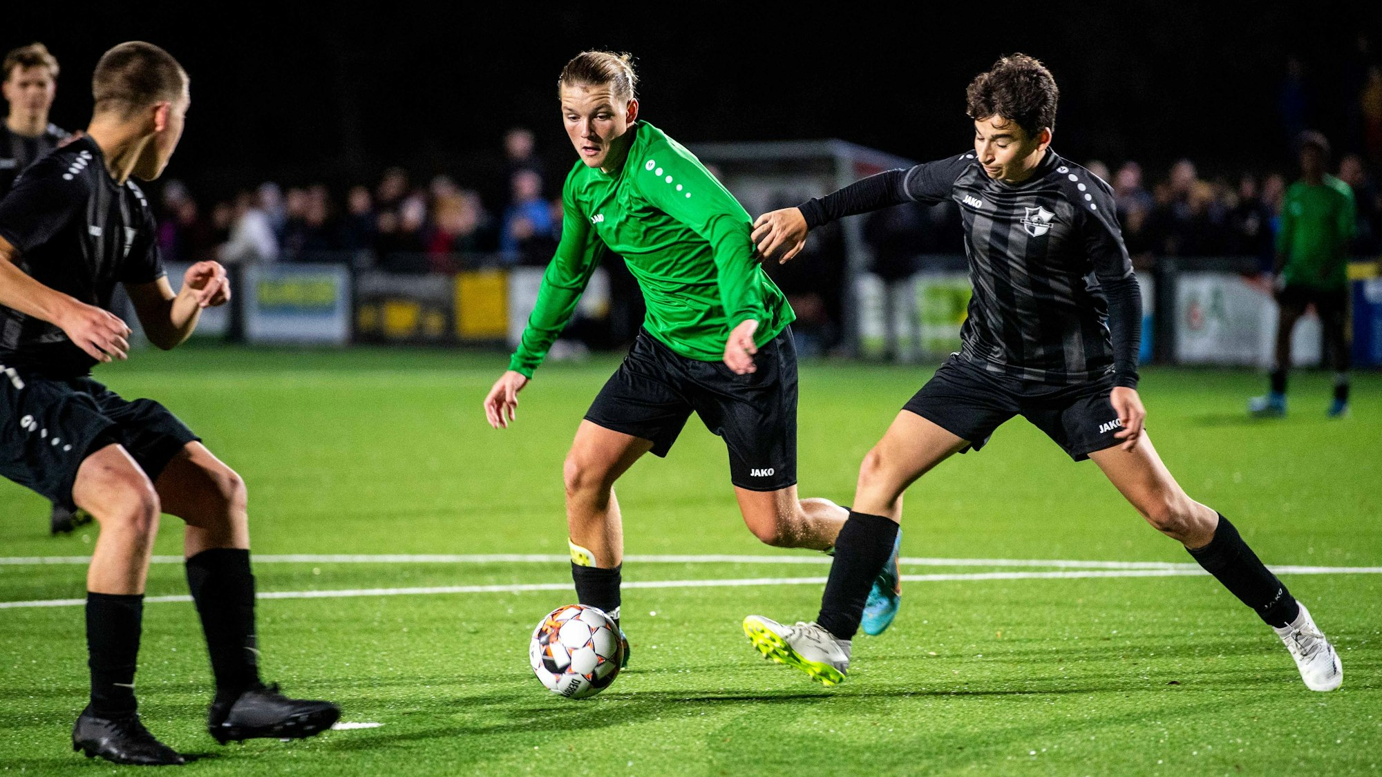 Das Bild zeigt Luke Gossing, wie er zum Torschuss ansetzt.