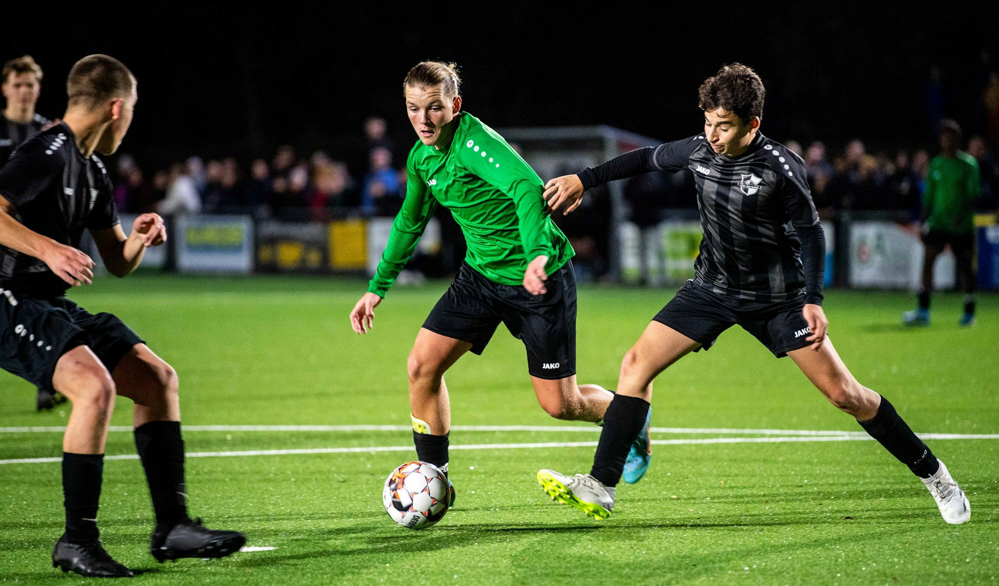 Das Bild zeigt Luke Gossing im Pokalfinale. In dieser Szene setzt er sich gegen mehrere Gegenspieler durch.