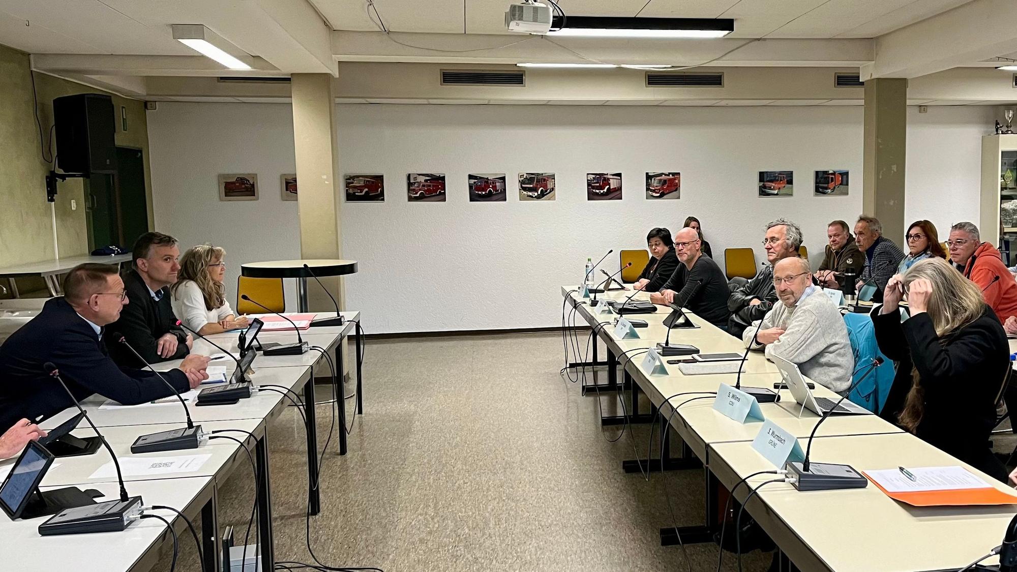 Burscheids Stadtrat im Ausweichquartier, dem Schulungsraum der Feuerwache