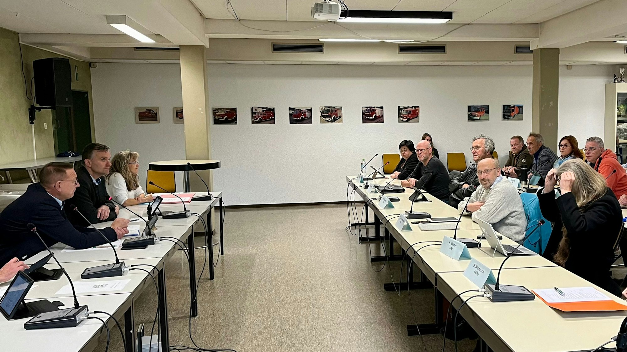 Burscheids Stadtrat im Ausweichquartier, dem Schulungsraum der Feuerwache