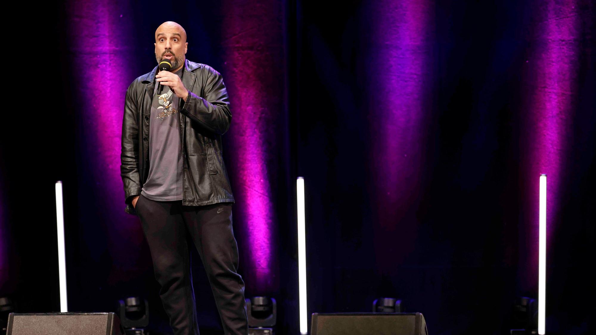 Abdelkarim (* 6. Oktober 1981 in Bielefeld als Abdelkarim Zemhoute, deutsch-marokkanischer Komiker, Kabarettist und Fernsehmoderator aus Duisburg) gastiert bei der Eröffnungsshow "KÖLN LACHT!" des 33. Köln Comedy Festival
am 26. Oktober 2023
im Gloria Theater, Apostelnstraße 11, 50667 Köln
